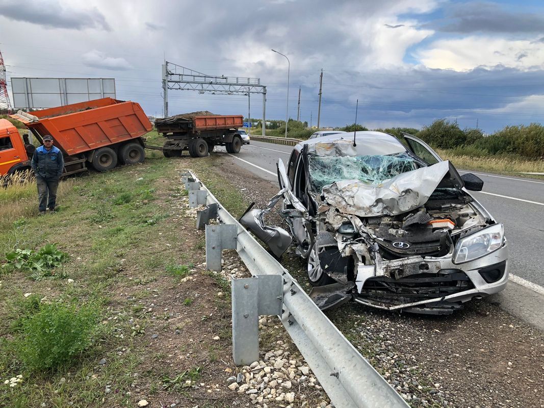 В Татарстане водитель легковушки уснула за рулем и врезалась в грузовик